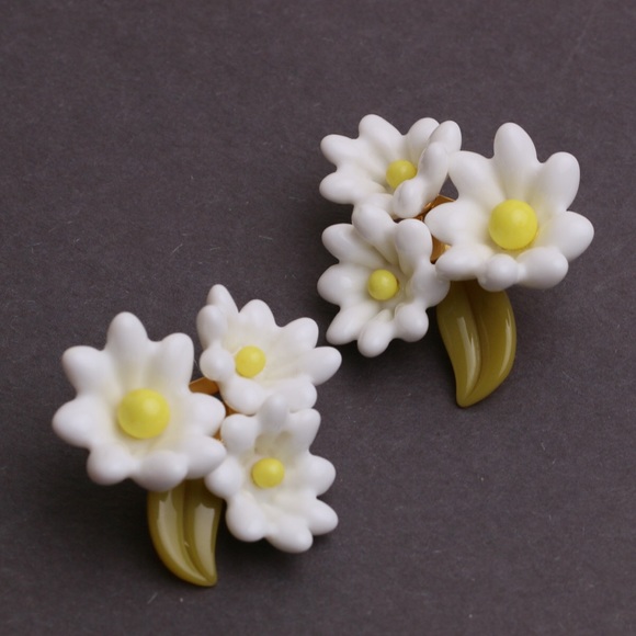 Lele Sadoughi Ivory Petunia Bouquet Clip-on Earrings - Picture 4 of 7